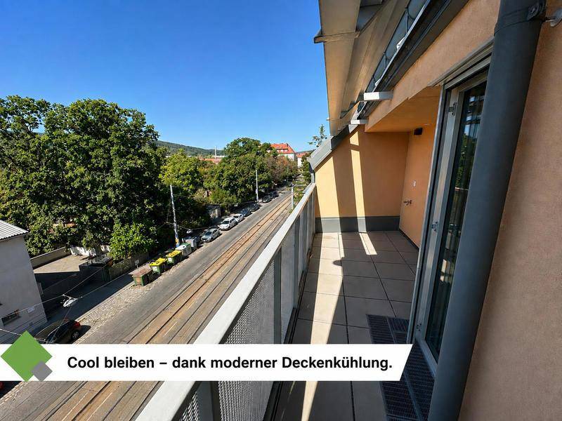 Geräumiger Balkon mit Blick auf die Straße und die Baumreihe, ideal zum Entspannen.
