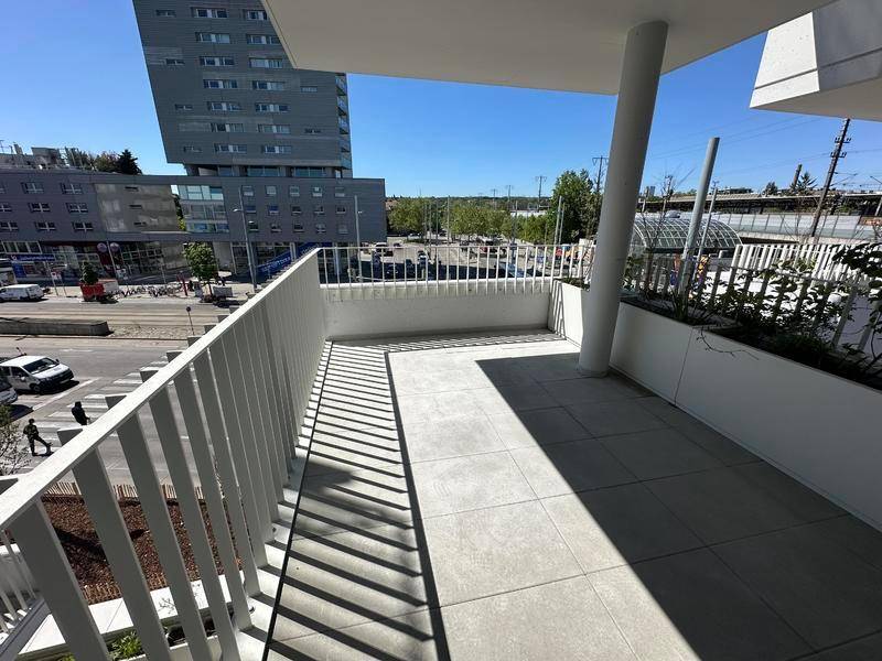 Geräumiger Balkon mit Fliesenboden und Blick auf die städtische Umgebung und Verkehrswege.