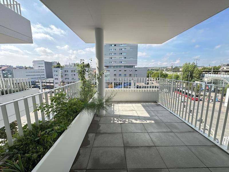 Sonniger Balkon mit Fliesenboden und moderner Brüstung, ideal für Entspannung im Freien.