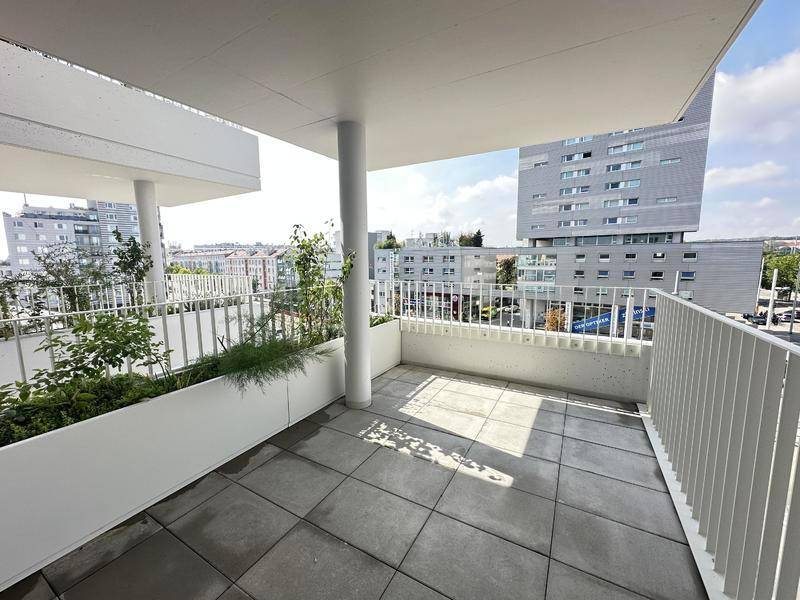 Geräumiger Balkon mit Fliesen und Pflanzenkübeln, bietet einen weiten Stadtblick.