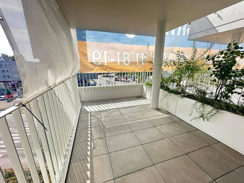 Großer Balkon mit Fliesenboden und Pflanzen, bietet einen angenehmen Außenbereich.