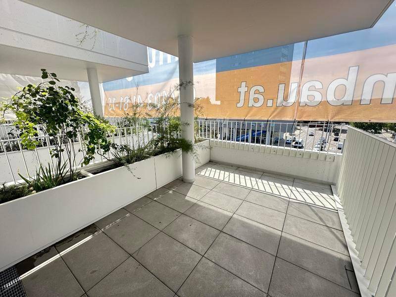 Geräumiger Balkon mit Fliesenboden und integrierten Pflanzkästen, bietet Platz im Freien.