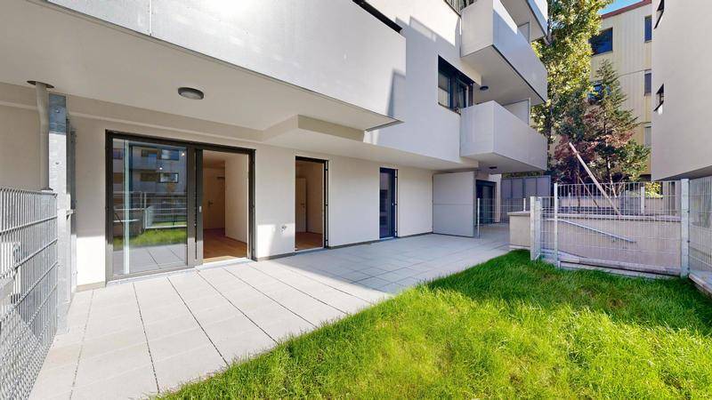 Moderne Erdgeschosswohnung mit großer Terrasse und Zugang zum privaten Gartenbereich.