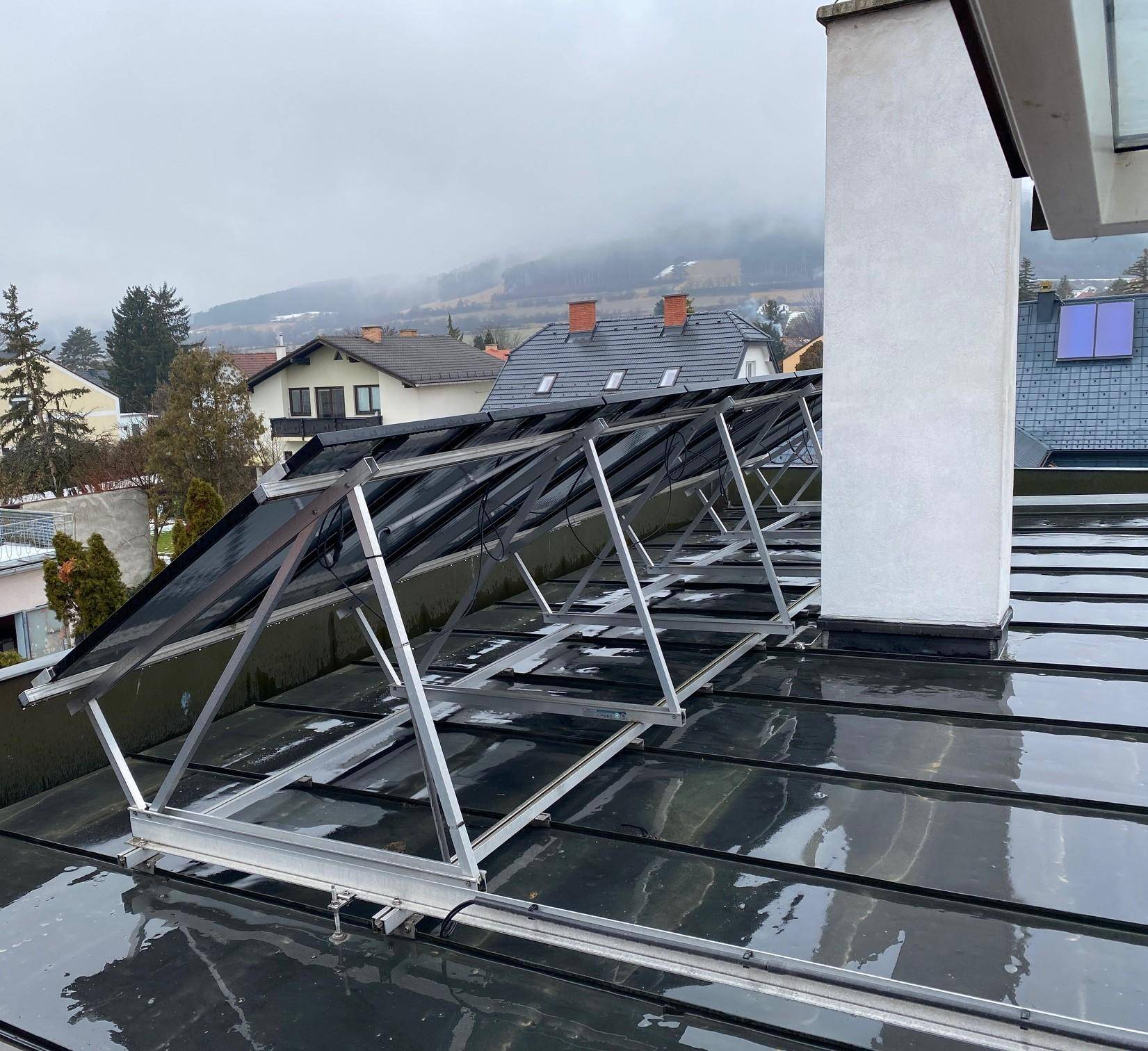 Photovoltaikanlage auf dem Dach mit Blick auf die umliegende Wohnbebauung.