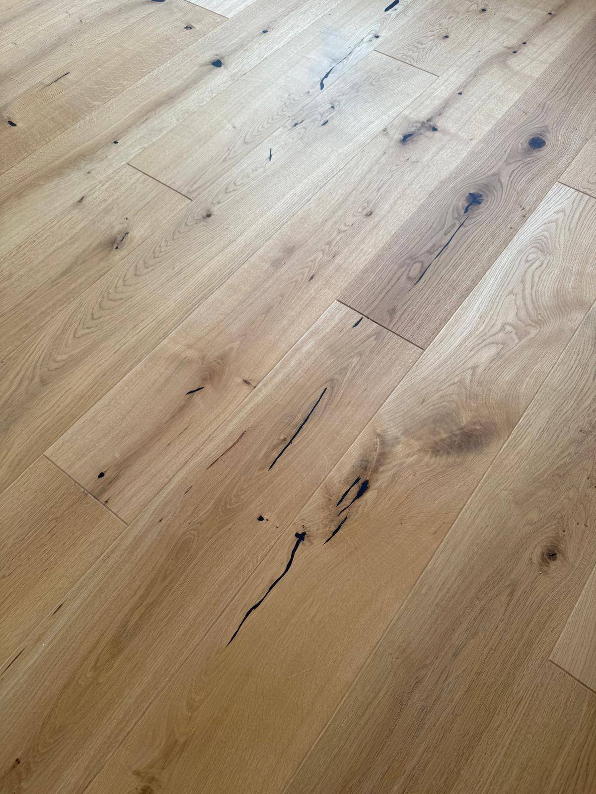 Detailaufnahme des hochwertigen Eichenparkettbodens mit natürlicher Maserung.
