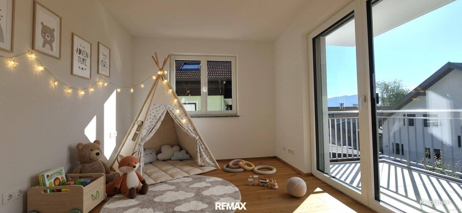 Helles Kinderzimmer mit Spielzelt, Holzboden und großem Fenster mit Zugang zum Balkon.