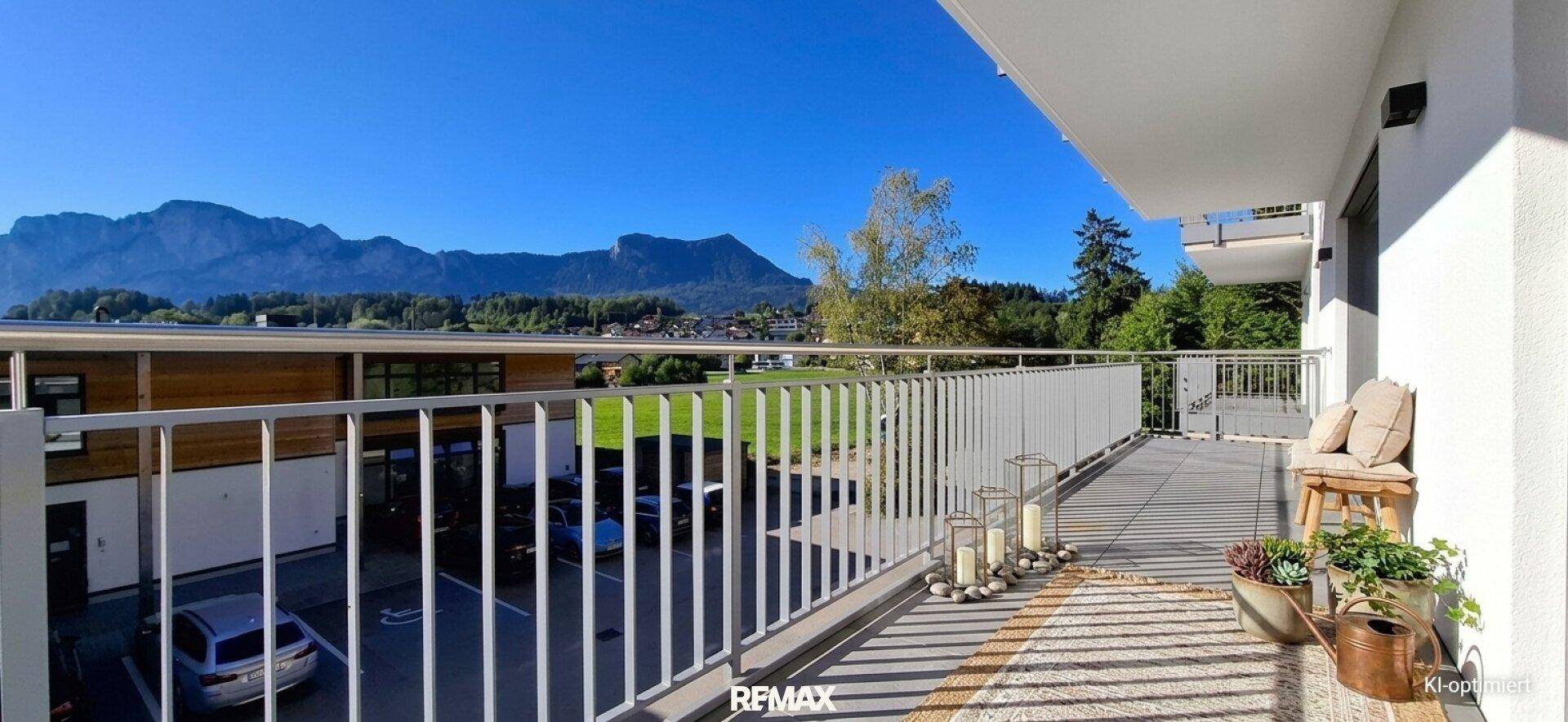 Geräumiger Balkon mit Bergblick, Sitzgelegenheit und Pflanzen für entspannte Stunden im Freien.