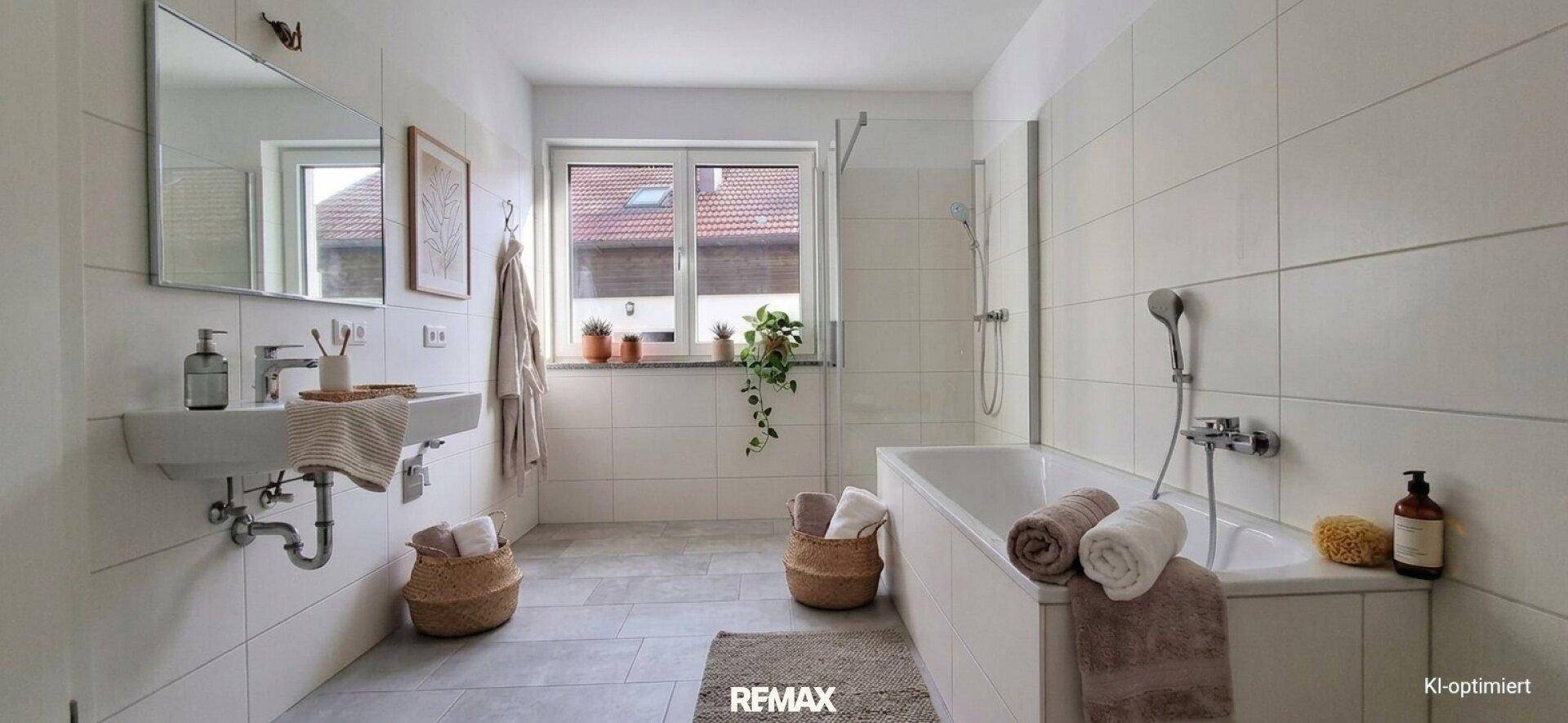 Modernes Badezimmer mit weißen Fliesen, Badewanne, Dusche und Fenster für Tageslicht.