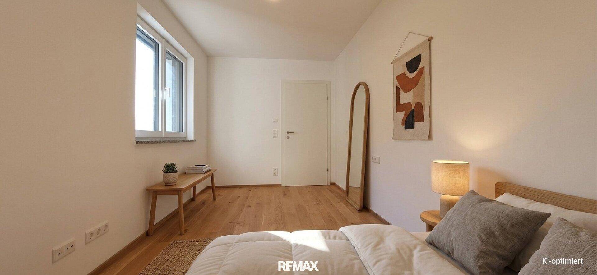 Helles Schlafzimmer mit Holzboden, großem Fenster und modernem Dekor.