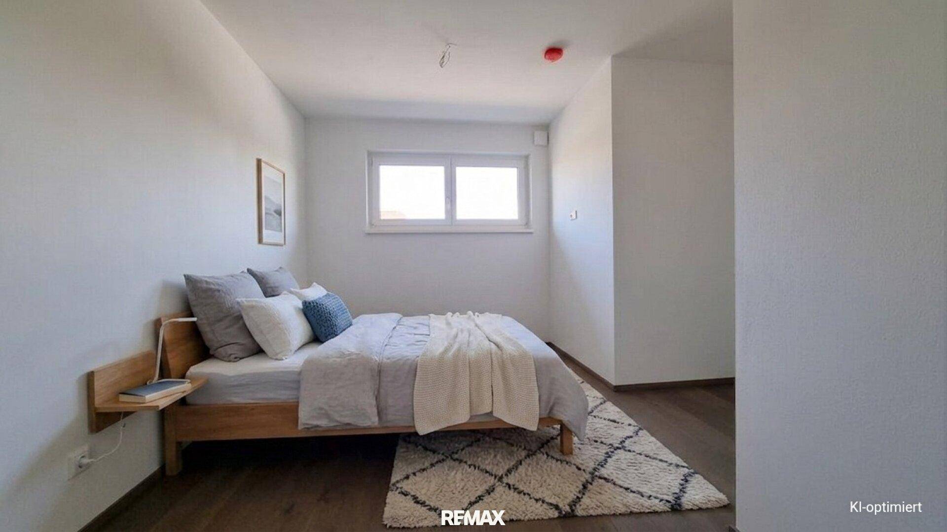Helles Schlafzimmer mit Holzbett, minimalistischer Einrichtung und einem Fenster für natürliches Licht.