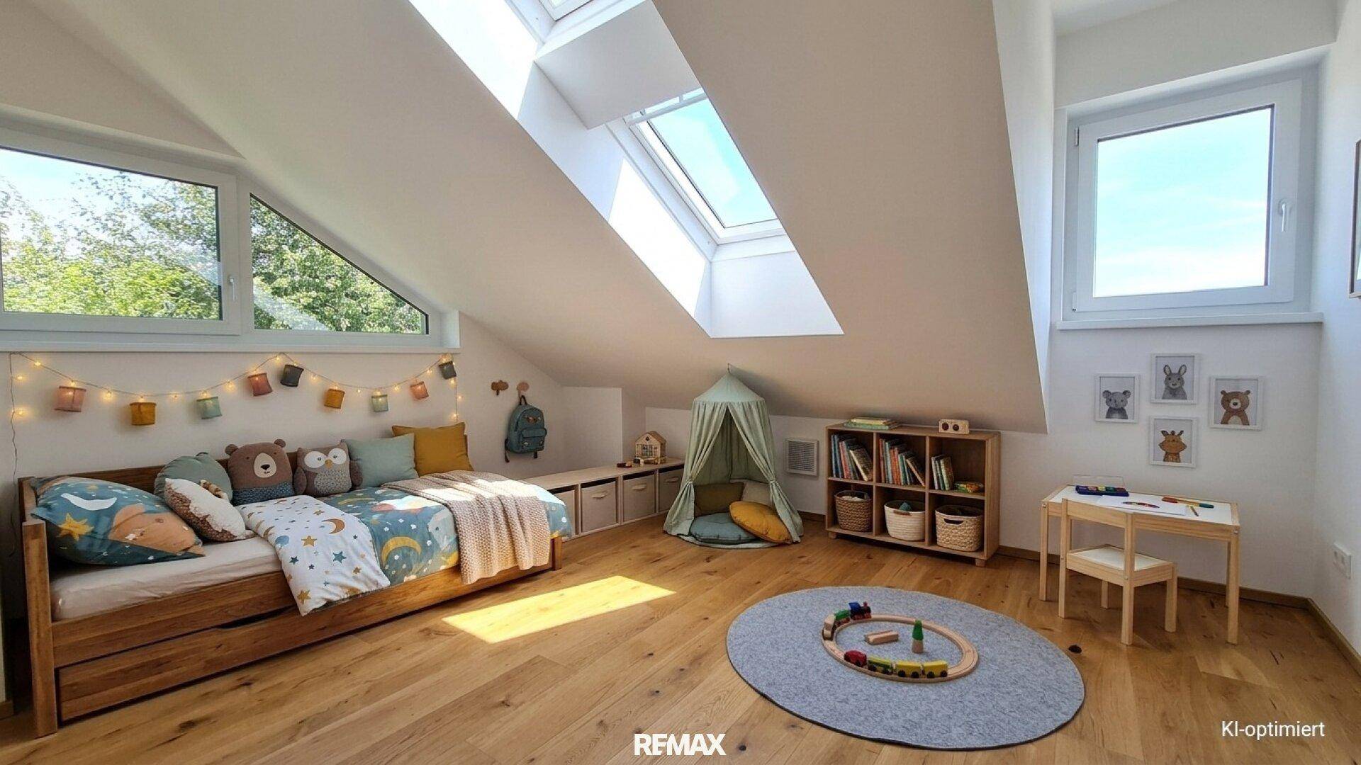 Freundliches Kinderzimmer mit Holzboden, Dachschrägen und mehreren Fenstern für viel Tageslicht.