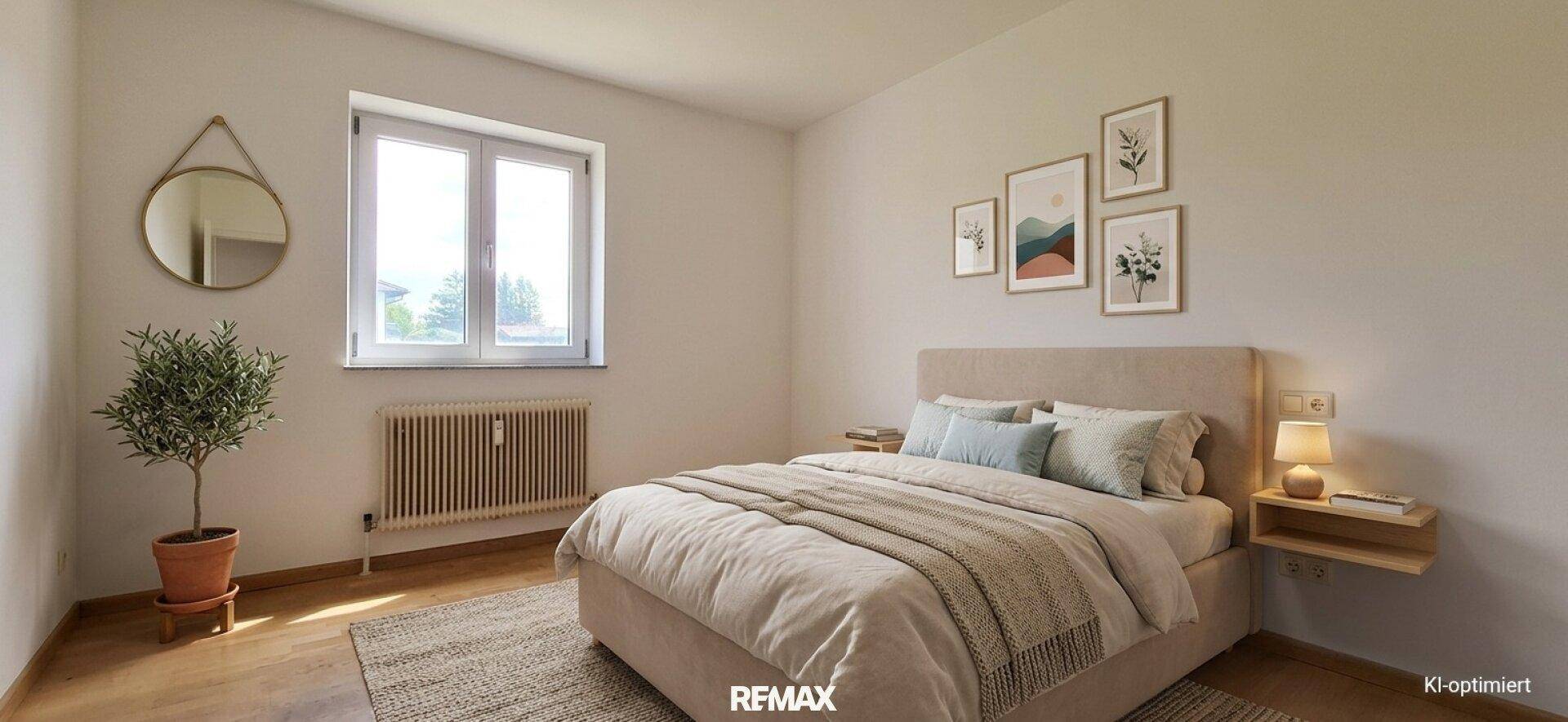 Helles Schlafzimmer mit Doppelbett, Holzboden und einem Fenster für viel Tageslicht.