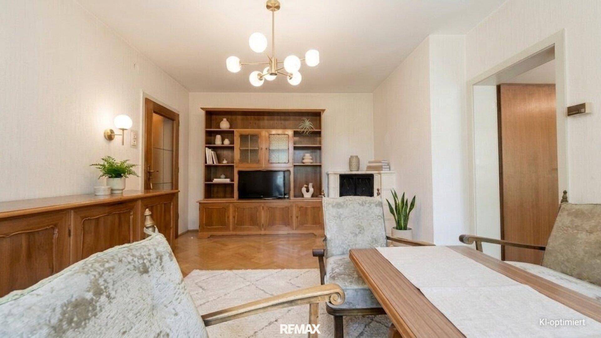 Wohnzimmer mit Holzeinbauschrank, Kamin und klassischer Einrichtung, die Gemütlichkeit ausstrahlt.