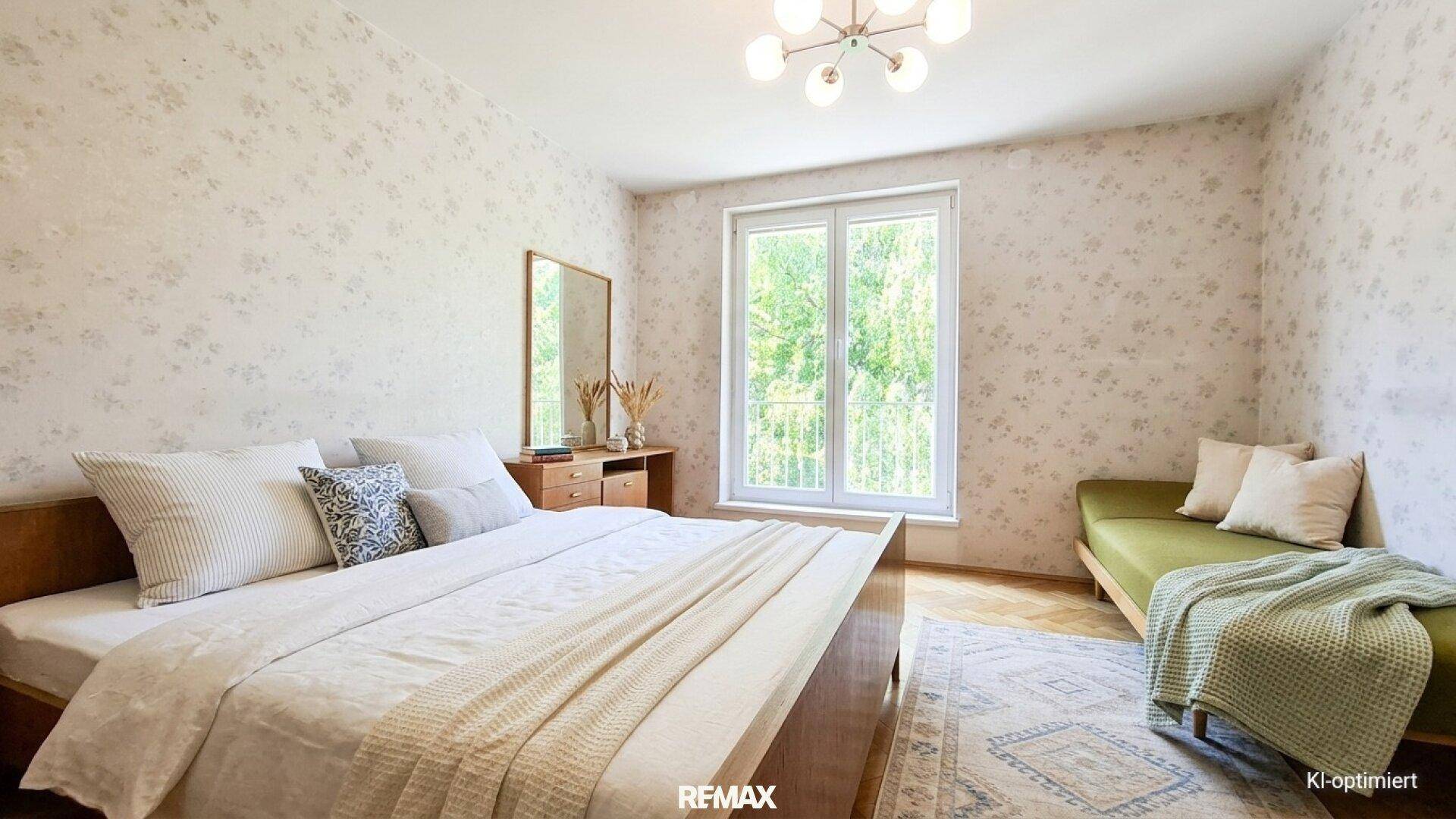 Geräumiges Schlafzimmer mit floraler Tapete, Holzbett und großem Fenster für angenehmes Tageslicht.