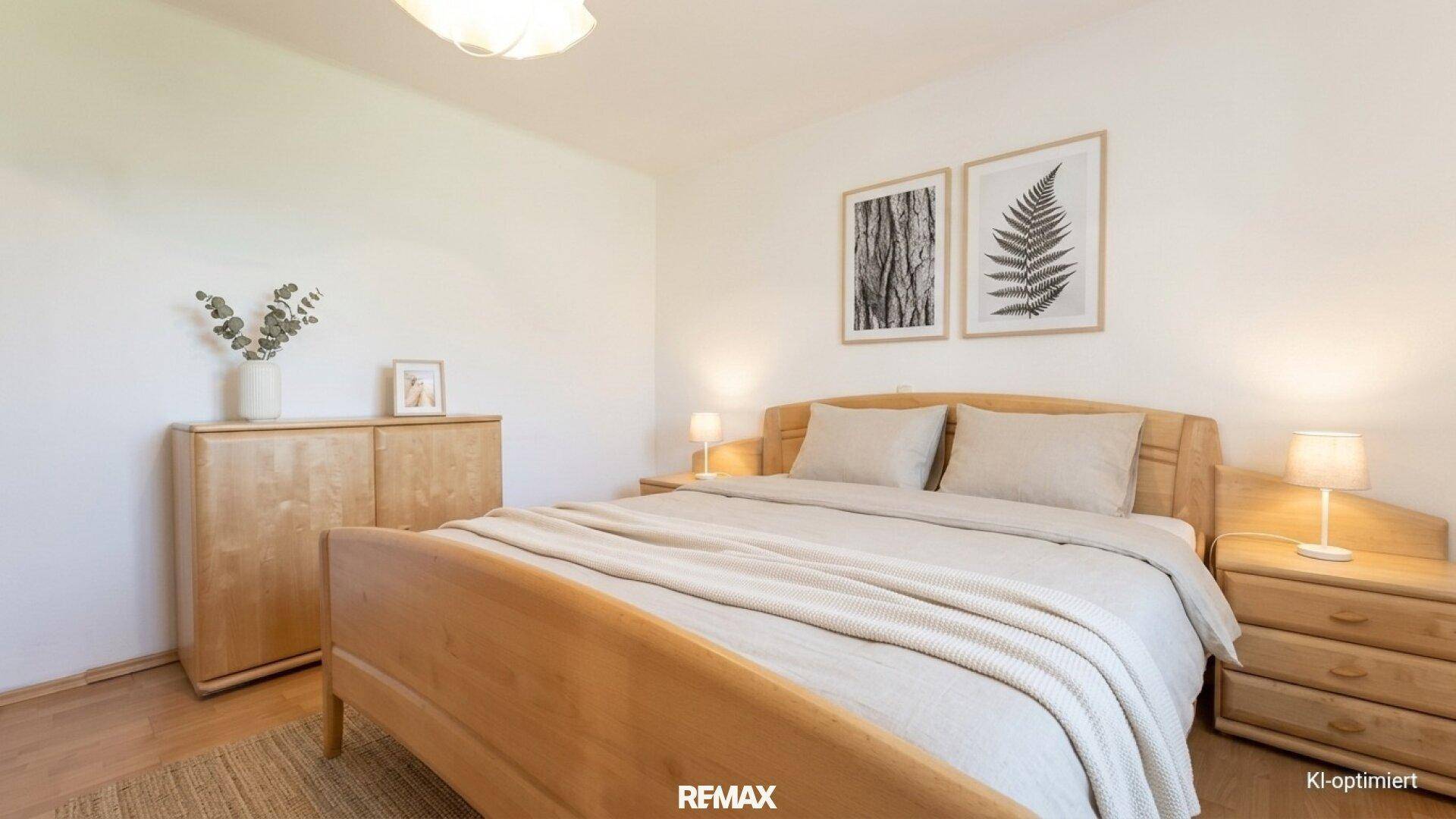 Helles Schlafzimmer mit Doppelbett, Holzmöbeln und schlichtem Design.