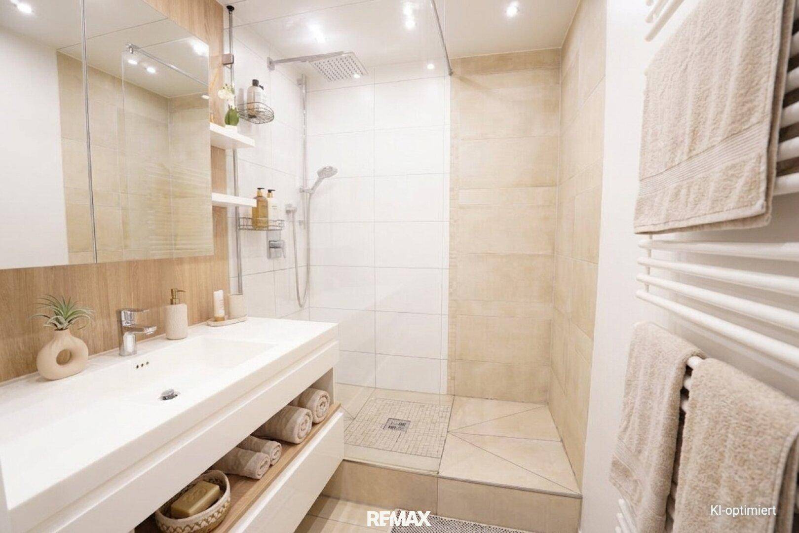 Modernes Badezimmer mit begehbarer Dusche, Einzelwaschbecken und Handtuchheizung, in hellen Farbtönen.