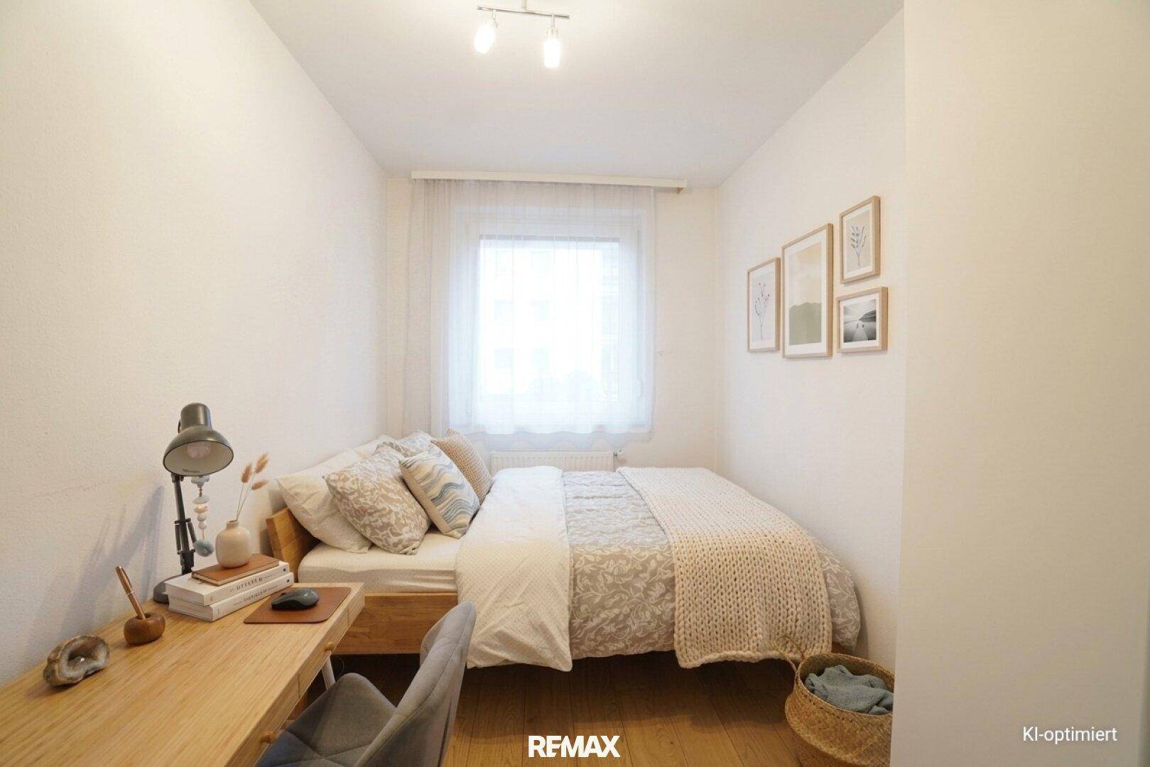 Kleines Schlafzimmer mit Einzelbett, Schreibtisch und hellem Holzboden, ideal als Gästezimmer.