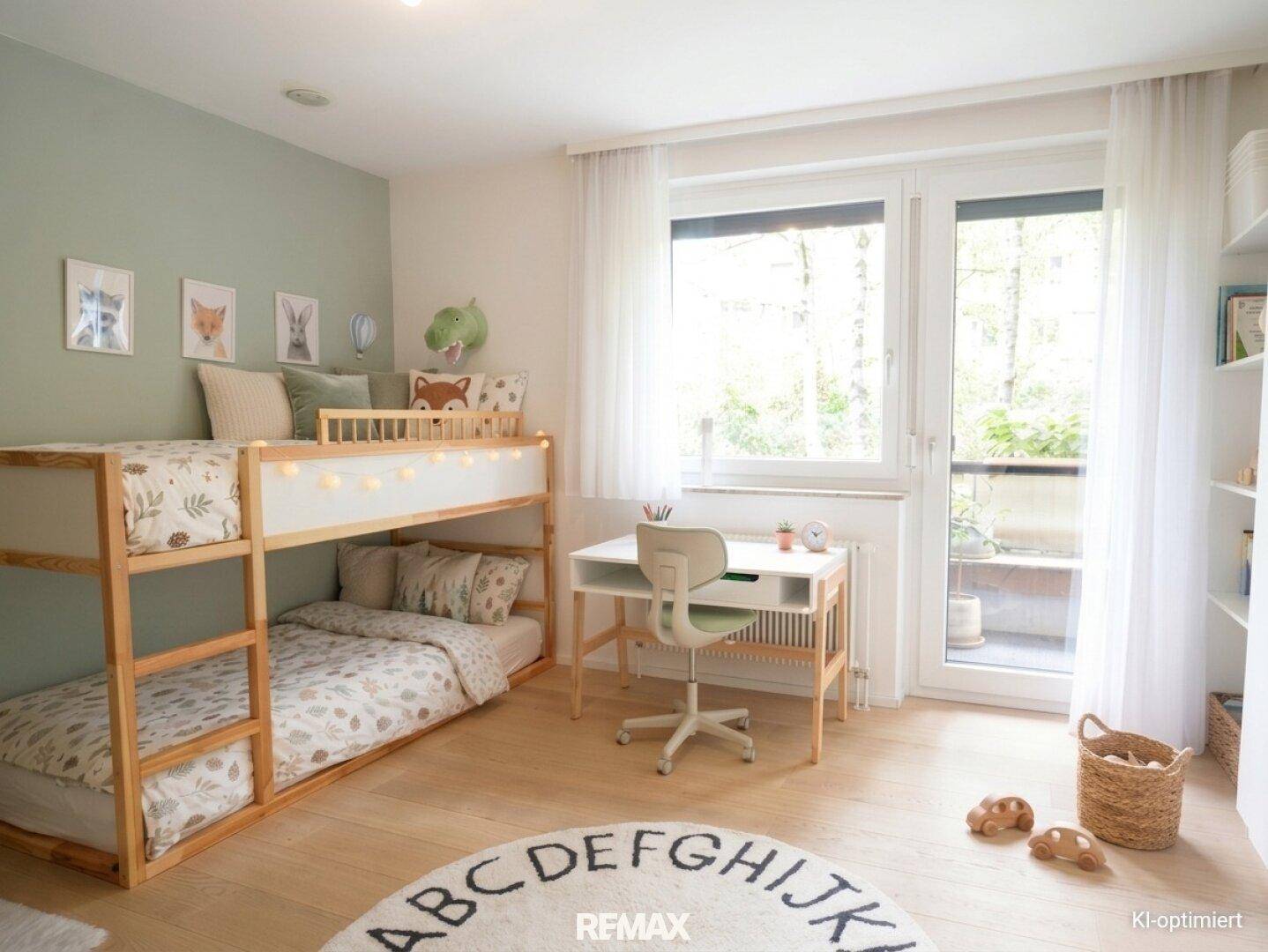Kinderzimmer mit Etagenbett, Schreibtisch und großem Fenster zum Garten, hell und freundlich.