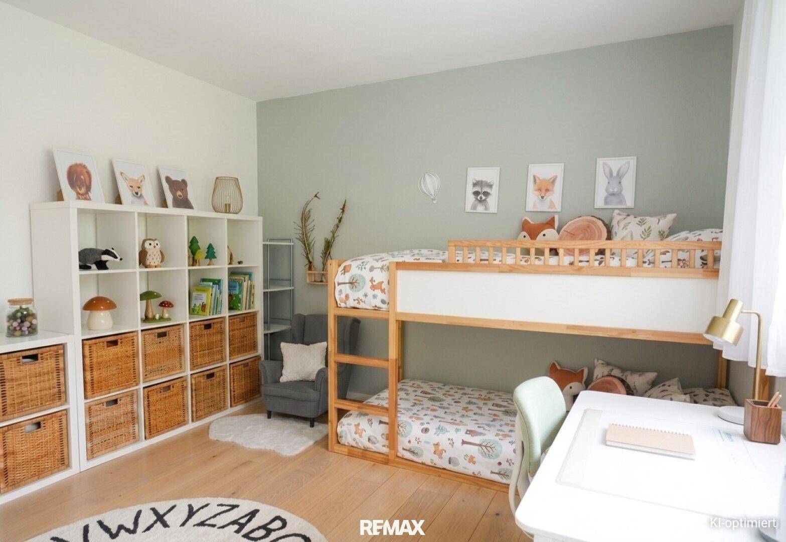 Freundliches Kinderzimmer mit Etagenbett, Spielzeug und Bücherregal, bietet viel Platz zum Spielen.