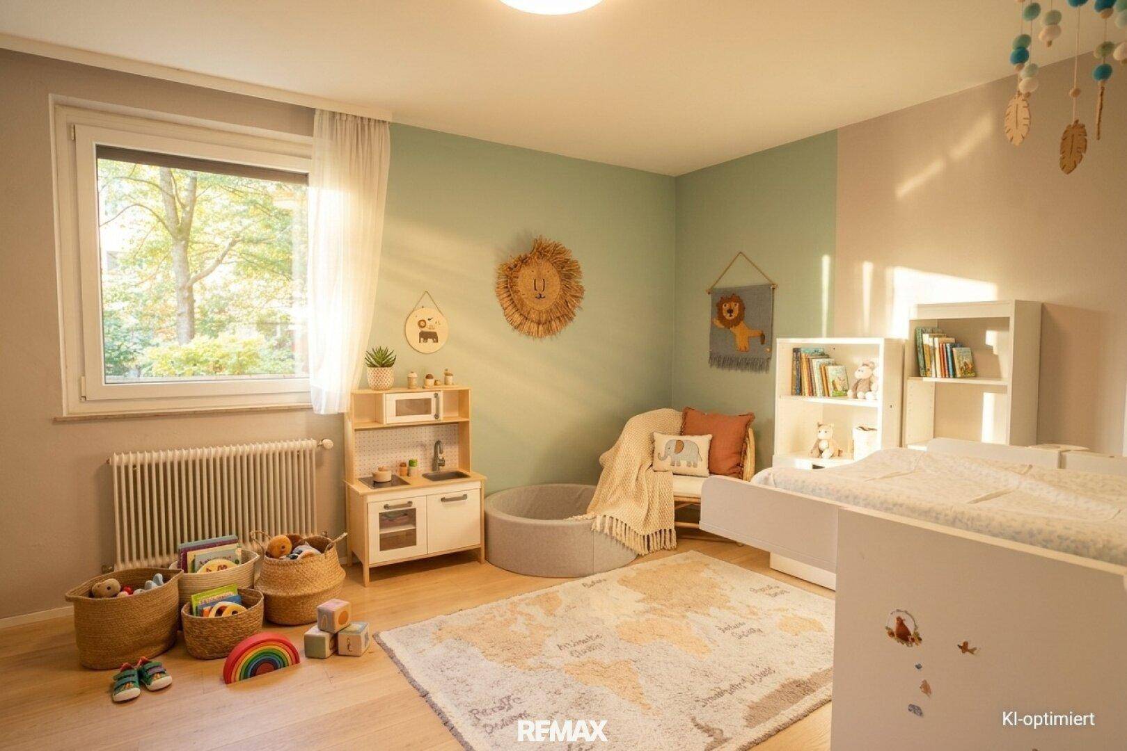 Helles Kinderzimmer mit Spielbereich, Wickeltisch und Fenster mit Blick ins Grüne, ideal für Kleinkinder.