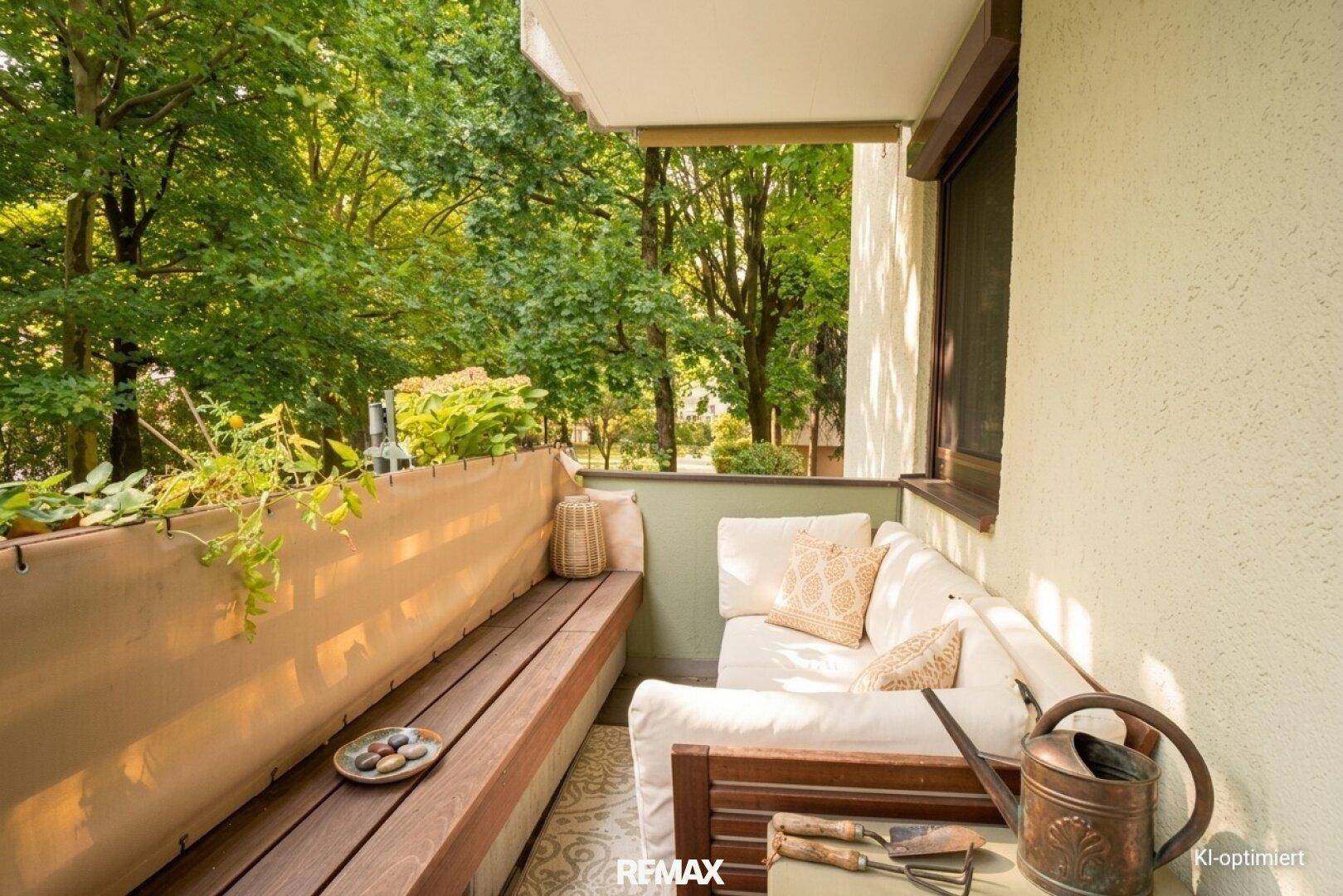 Gemütlicher Balkon mit Sitzgelegenheiten und Blick ins Grüne, perfekt zum Entspannen im Freien.