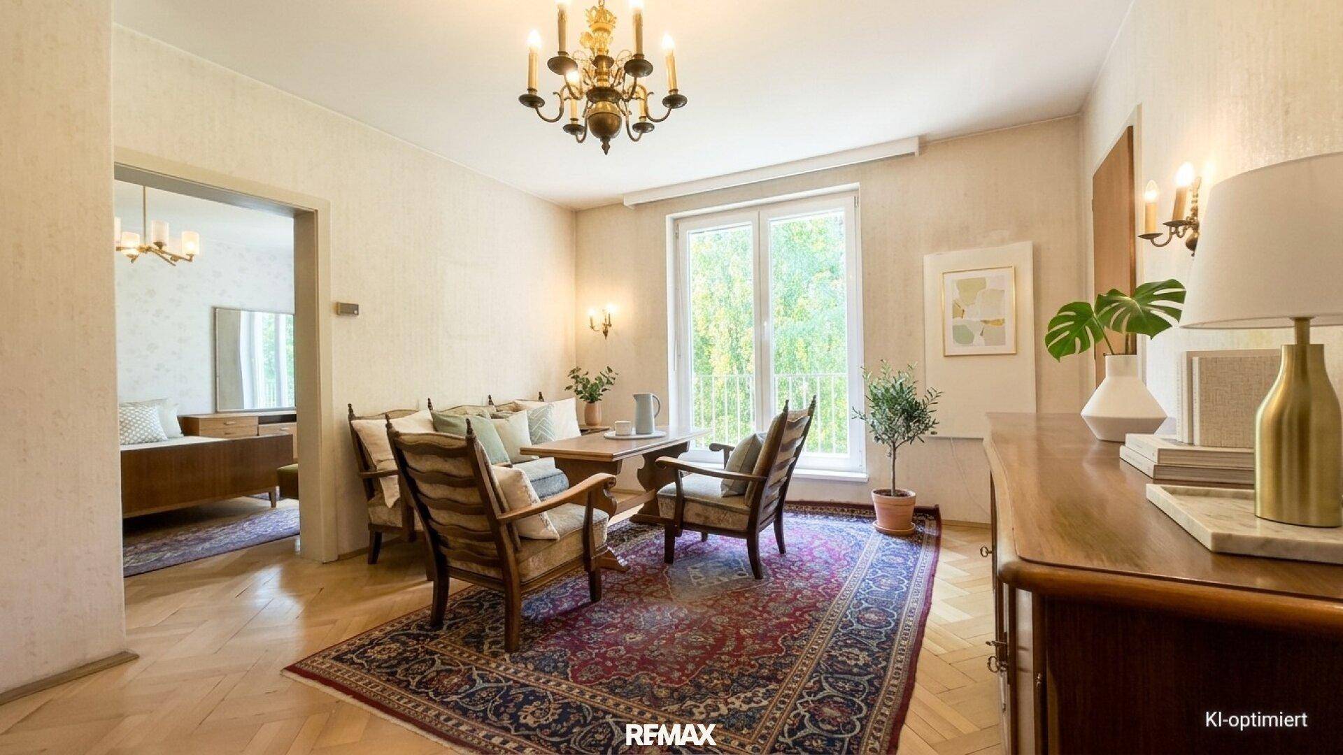 Gemütliches Wohnzimmer mit klassischem Parkettboden, traditionellen Möbeln und großem Fenster mit Blick ins Grüne.