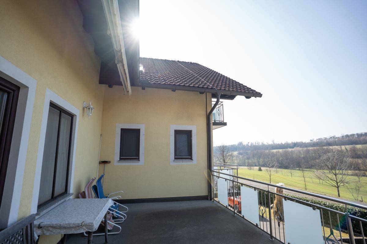 Geräumiger Balkon mit Sitzgelegenheiten und weitem Blick über die Landschaft.