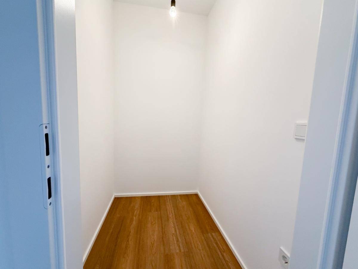 Kleiner Abstellraum mit Laminatboden, ideal für zusätzlichen Stauraum.