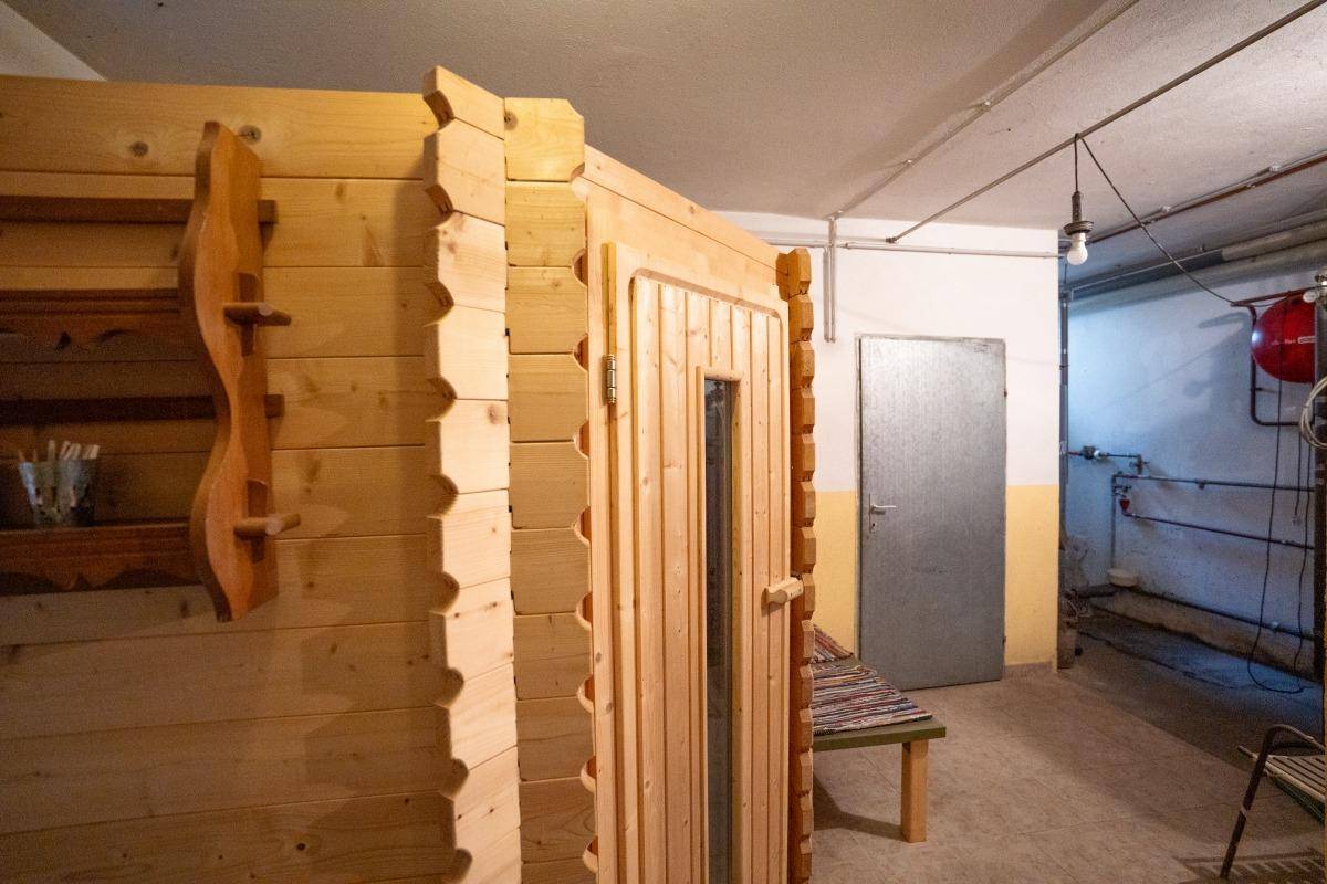 Private Sauna im Untergeschoss, ideal zur Entspannung und Erholung nach einem langen Tag.