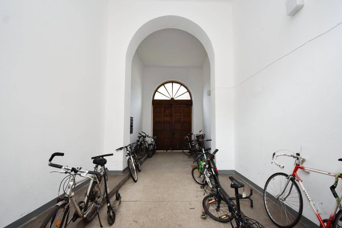 Heller Durchgangsbereich mit gewölbter Decke und abgestellten Fahrrädern.
