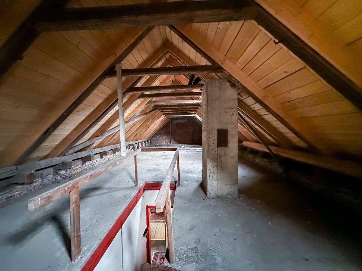 Unausgebauter Dachboden mit sichtbaren Holzbalken und viel Potenzial.