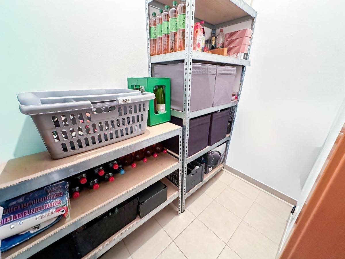 Praktischer Abstellraum mit Regalen für Vorräte und Haushaltsartikel.