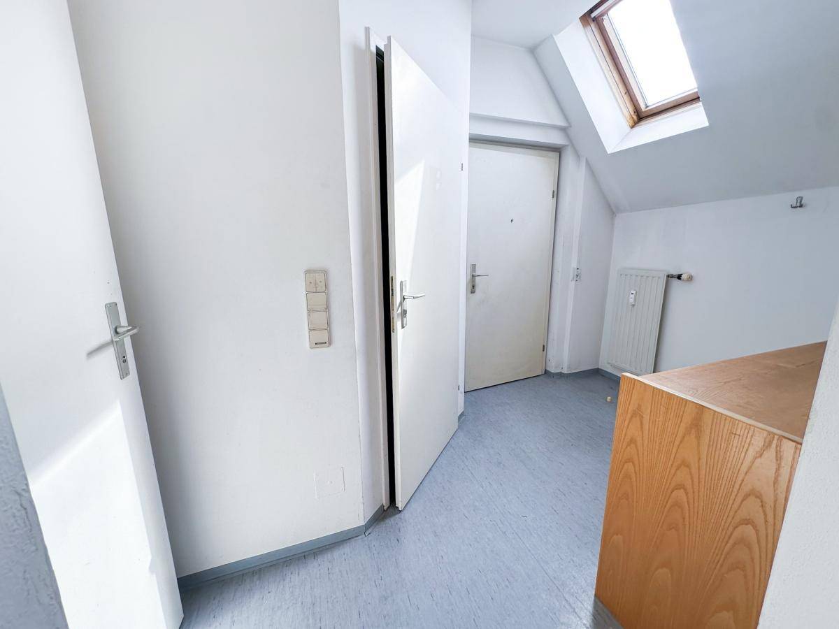 Flur mit Dachfenster, Vinylboden und Zugang zu verschiedenen Räumen.