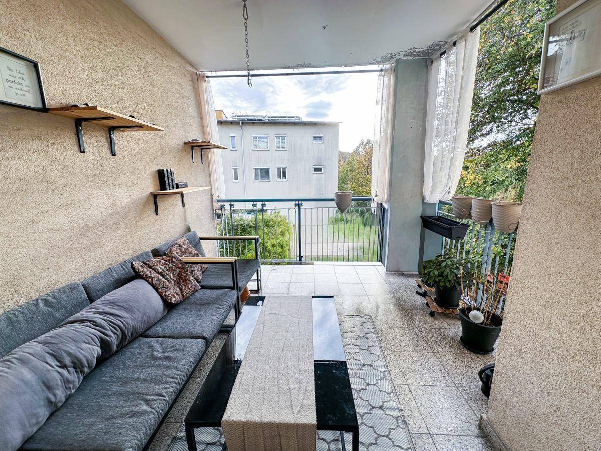 Gemütlicher Balkon mit Sitzgelegenheiten und Blick ins Grüne, ideal zum Entspannen.