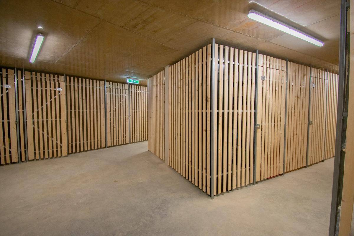 Kellerräume mit Holzverschlägen für zusätzlichen Stauraum im Untergeschoss.