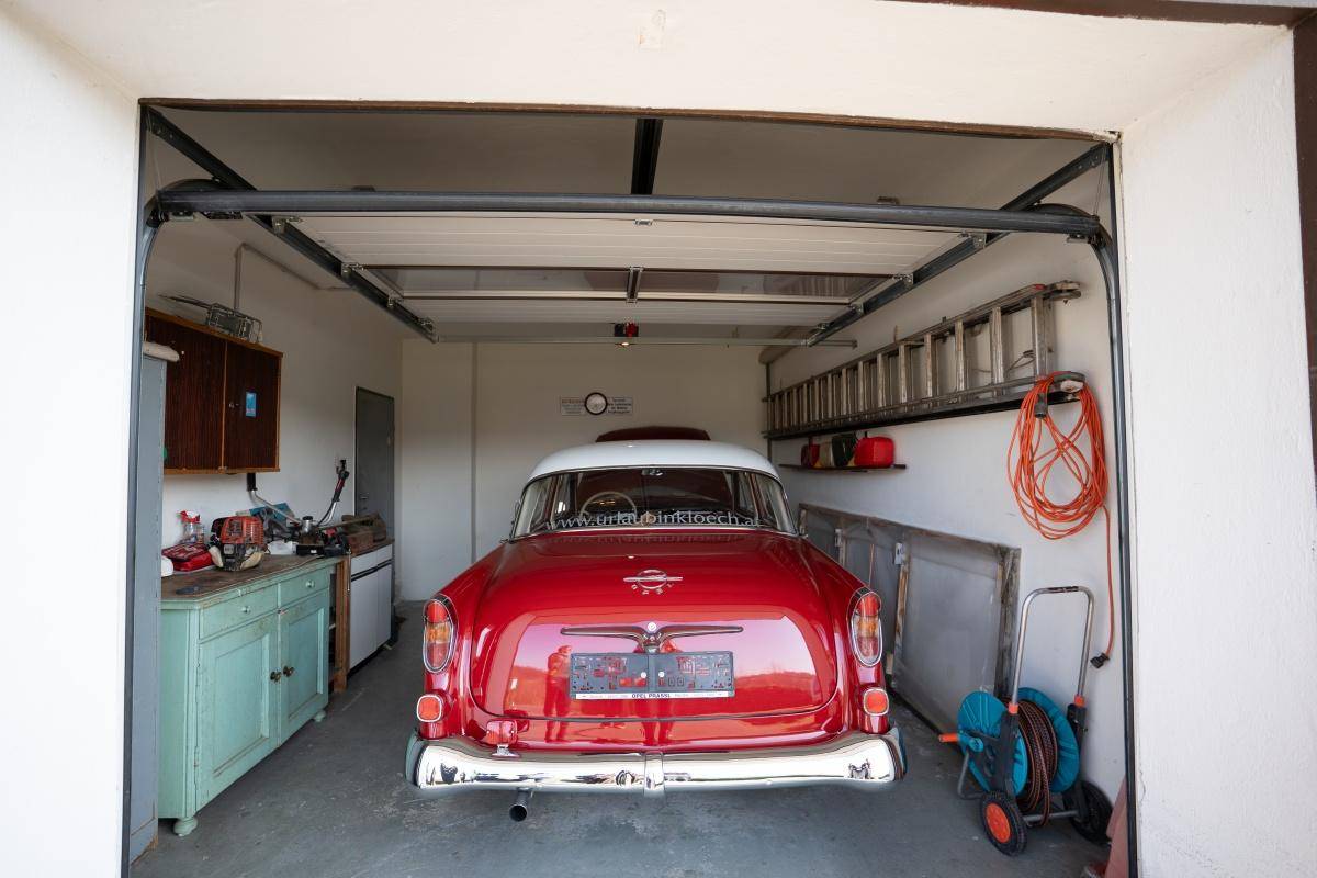 Garage mit einem Oldtimer, Werkzeugen und Stauraum, ideal für Hobbybastler.