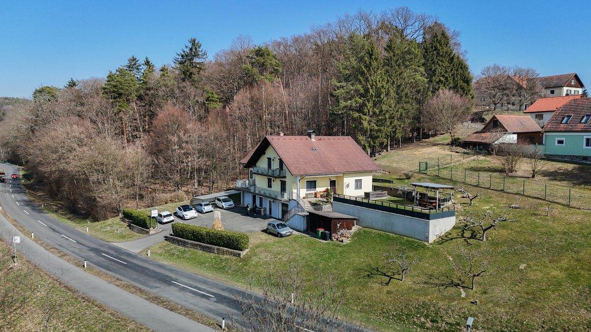 Luftaufnahme des Anwesens in ländlicher Umgebung, umgeben von Wald und Wiesen.