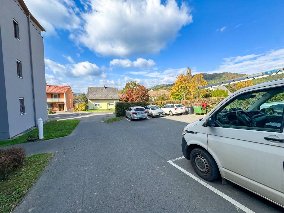 Außenbereich mit Parkplätzen und Blick auf die umliegende Wohngegend.
