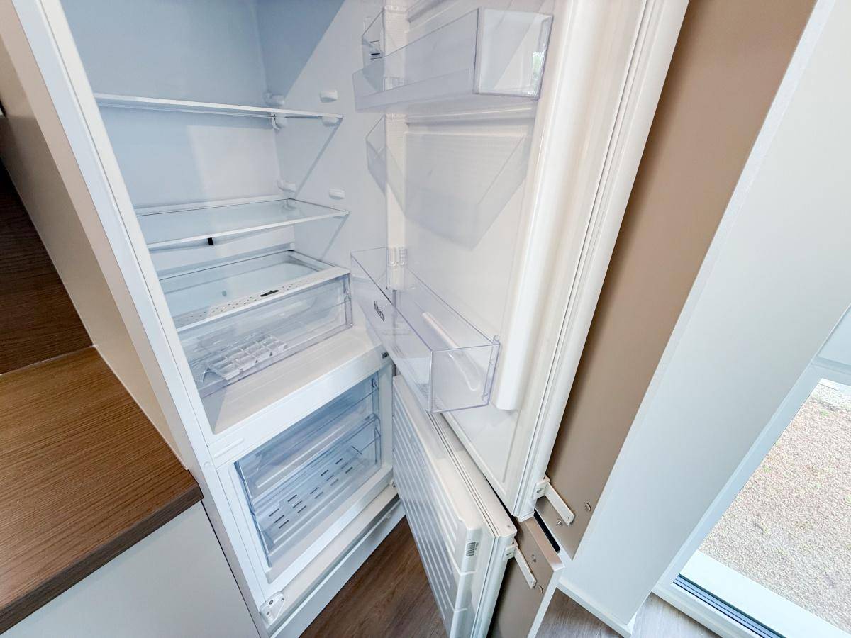 Eingebauter Kühlschrank mit Gefrierfach in einer hellen, funktionalen Küche.