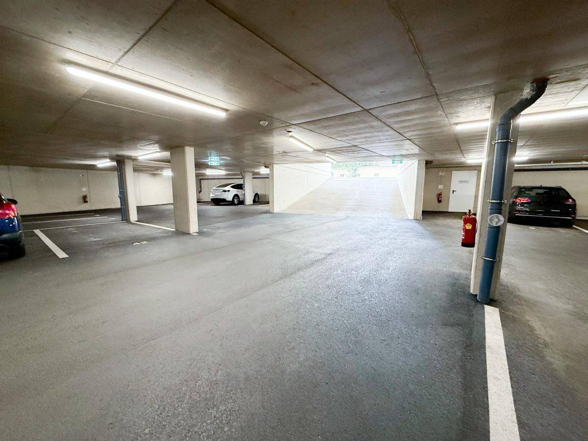Zufahrt zur Tiefgarage mit ausreichend Platz und guter Beleuchtung.