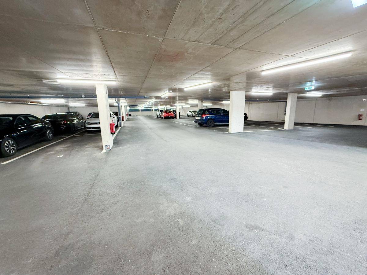 Geräumige Tiefgarage mit zahlreichen Stellplätzen und guter Beleuchtung.