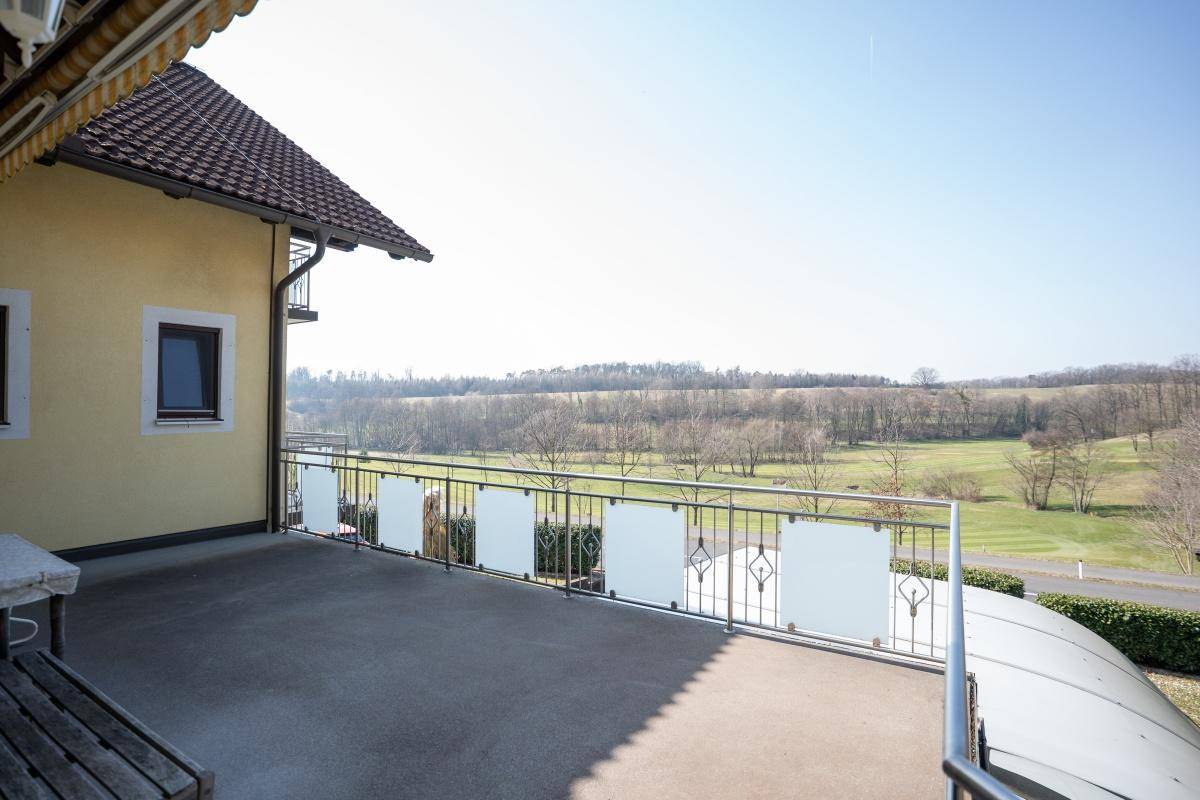 Große Terrasse mit weitem Blick über die Landschaft und angrenzende Felder.