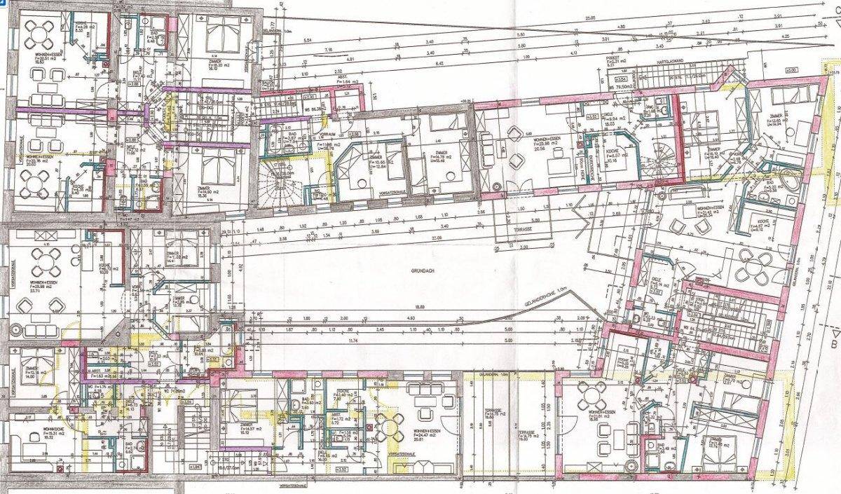 Umfassender Grundriss mit detaillierter Raumaufteilung, Möbeln und technischen Installationen.