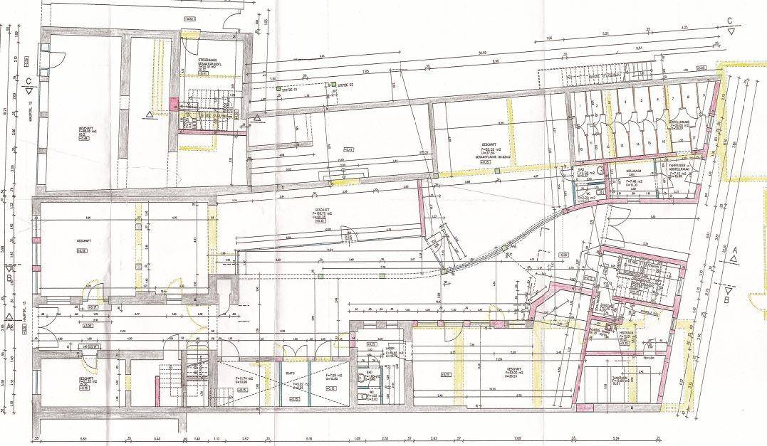 Detaillierter Grundriss mit verschiedenen Räumen, Treppen und einem Aufzug für die Immobilie.