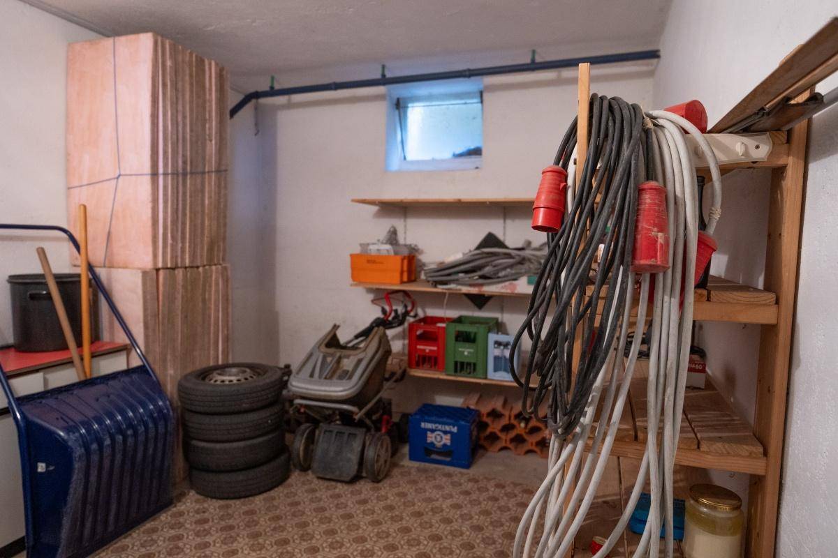 Praktischer Abstellraum im Keller mit Regalen und Stauraum für Haushaltsgegenstände.