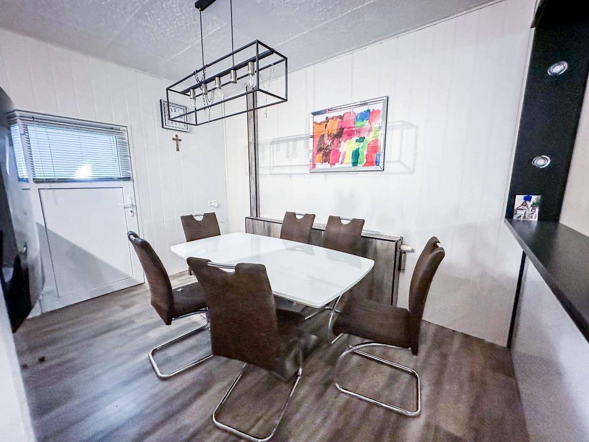 Esszimmer mit modernem Esstisch und Stühlen, ideal für gemeinsame Mahlzeiten.