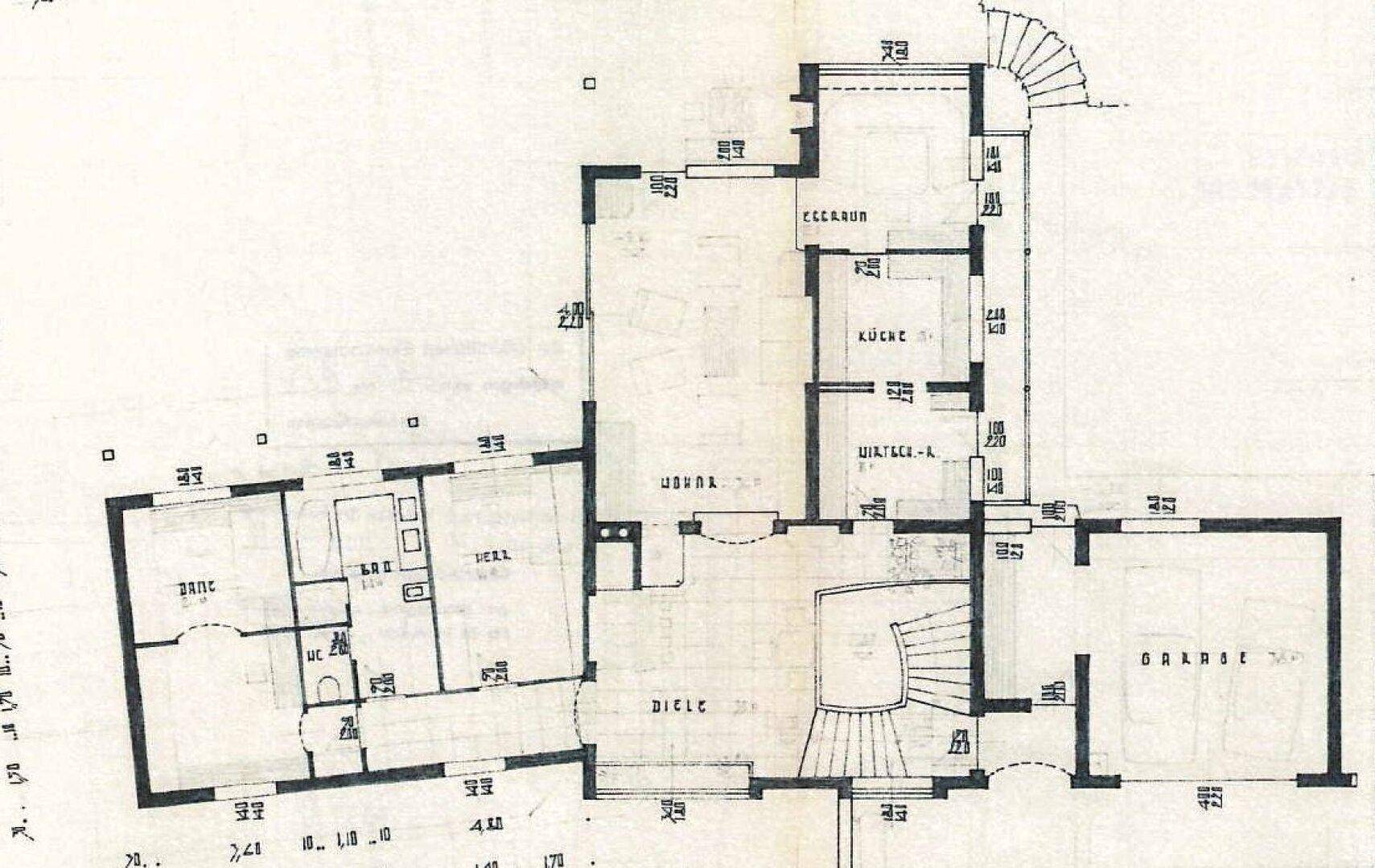 Grundrissplan des Erdgeschosses mit Wohnbereich, Küche, Bad, WC und Garage.