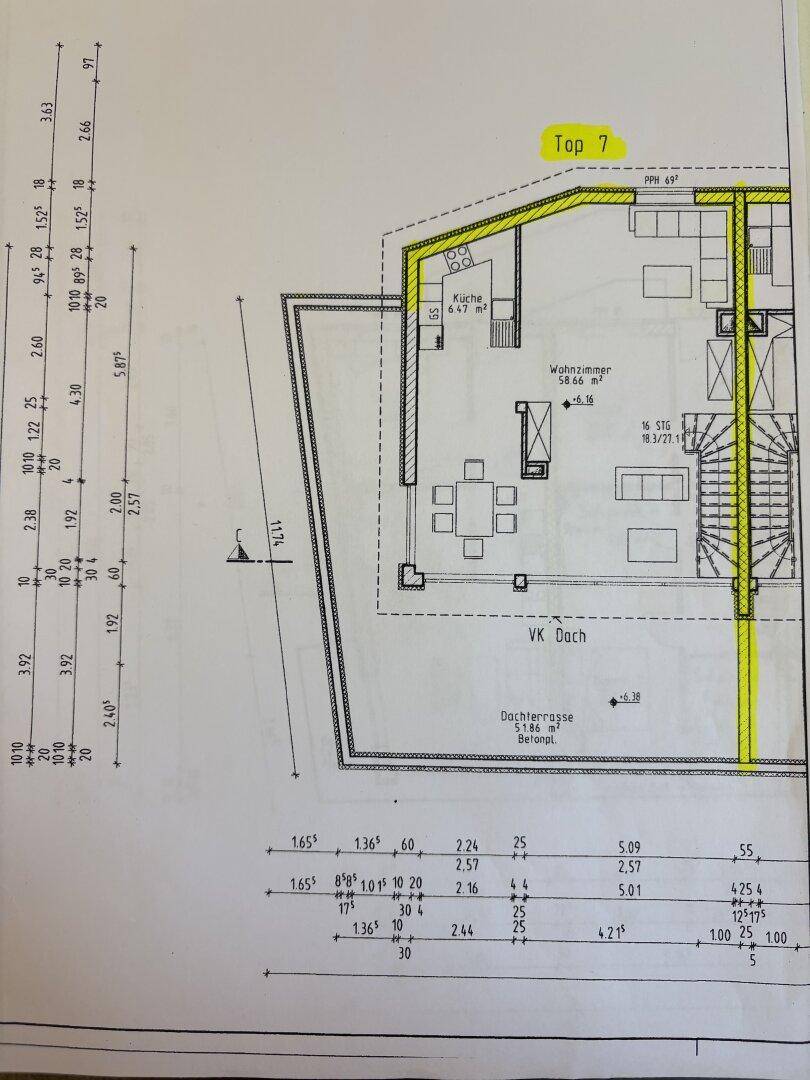 Grundriss des Dachgeschosses mit Wohnzimmer, Küche und großer Dachterrasse.
