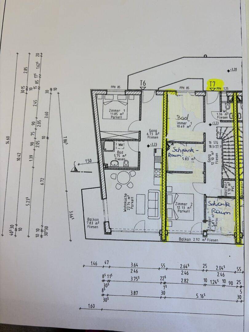 Grundriss des Obergeschosses mit Schlafzimmern, Bad und Balkon.