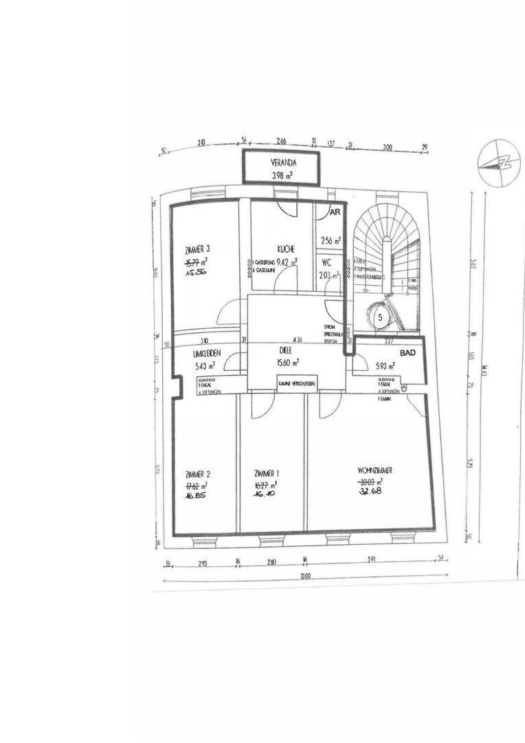 Grundrissplan einer Wohnung mit drei Zimmern, Küche, Bad, WC und Veranda.